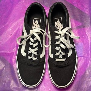Womxn’s Vans Old School Low Top Black With White Stripe Size 9